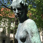 Die bronzene Skulptur "Der Abend" von Georg Kolbe aus dem Jahr 1925, steht innerhalb der Wohnanlage "Ceciliengärten" in Berlin-Schöneberg.