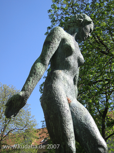 Die bronzene Skulptur "Der Abend" von Georg Kolbe aus dem Jahr 1925, steht innerhalb der Wohnanlage "Ceciliengärten" in Berlin-Schöneberg.