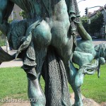 Bronzeskulptur "Der seltene Fang" von Ernst Herter aus dem Jahre 1896 im Victoriapark in Berlin-Kreuzberg, Detailansicht