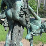 Bronzeskulptur "Der seltene Fang" von Ernst Herter aus dem Jahre 1896 im Victoriapark in Berlin-Kreuzberg, Detailansicht