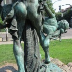 Bronzeskulptur "Der seltene Fang" von Ernst Herter aus dem Jahre 1896 im Victoriapark in Berlin-Kreuzberg, Detailansicht