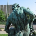 Bronzeskulptur "Der seltene Fang" von Ernst Herter aus dem Jahre 1896 im Victoriapark in Berlin-Kreuzberg, Detailansicht