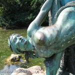 Bronzeskulptur "Der seltene Fang" von Ernst Herter aus dem Jahre 1896 im Victoriapark in Berlin-Kreuzberg, Detailansicht