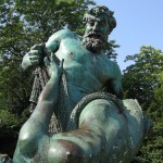 Bronzeskulptur "Der seltene Fang" von Ernst Herter aus dem Jahre 1896 im Victoriapark in Berlin-Kreuzberg, Detailansicht