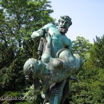 Bronzeskulptur "Der seltene Fang" von Ernst Herter aus dem Jahre 1896 im Victoriapark in Berlin-Kreuzberg, Detailansicht