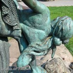 Bronzeskulptur "Der seltene Fang" von Ernst Herter aus dem Jahre 1896 im Victoriapark in Berlin-Kreuzberg, Detailansicht