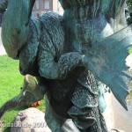 Bronzeskulptur "Der seltene Fang" von Ernst Herter aus dem Jahre 1896 im Victoriapark in Berlin-Kreuzberg, Detailansicht