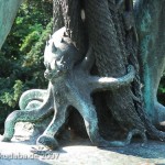 Bronzeskulptur "Der seltene Fang" von Ernst Herter aus dem Jahre 1896 im Victoriapark in Berlin-Kreuzberg, Detailansicht