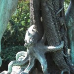 Bronzeskulptur "Der seltene Fang" von Ernst Herter aus dem Jahre 1896 im Victoriapark in Berlin-Kreuzberg, Detailansicht