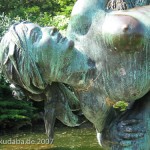 Bronzeskulptur "Der seltene Fang" von Ernst Herter aus dem Jahre 1896 im Victoriapark in Berlin-Kreuzberg, Detailansicht