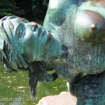 Bronzeskulptur "Der seltene Fang" von Ernst Herter aus dem Jahre 1896 im Victoriapark in Berlin-Kreuzberg, Detailansicht