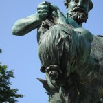 Bronzeskulptur "Der seltene Fang" von Ernst Herter aus dem Jahre 1896 im Victoriapark in Berlin-Kreuzberg, Detailansicht