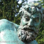 Bronzeskulptur "Der seltene Fang" von Ernst Herter aus dem Jahre 1896 im Victoriapark in Berlin-Kreuzberg, Detailansicht