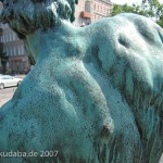 Bronzeskulptur "Der seltene Fang" von Ernst Herter aus dem Jahre 1896 im Victoriapark in Berlin-Kreuzberg, Detailansicht