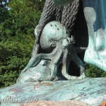 Bronzeskulptur "Der seltene Fang" von Ernst Herter aus dem Jahre 1896 im Victoriapark in Berlin-Kreuzberg, Detailansicht