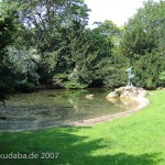Bronzeskulptur "Der seltene Fang" von Ernst Herter aus dem Jahre 1896 im Victoriapark in Berlin-Kreuzberg, Fernansicht