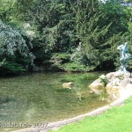 Bronzeskulptur "Der seltene Fang" von Ernst Herter aus dem Jahre 1896 im Victoriapark in Berlin-Kreuzberg, Fernansicht