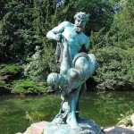 Bronzeskulptur "Der seltene Fang" von Ernst Herter aus dem Jahre 1896 im Victoriapark in Berlin-Kreuzberg, Gesamtansicht