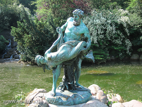 Bronzeskulptur "Der seltene Fang" von Ernst Herter aus dem Jahre 1896 im Victoriapark in Berlin-Kreuzberg, Gesamtansicht