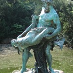 Bronzeskulptur "Der seltene Fang" von Ernst Herter aus dem Jahre 1896 im Victoriapark in Berlin-Kreuzberg, Gesamtansicht