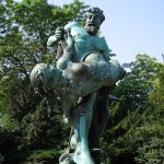 Bronzeskulptur "Der seltene Fang" von Ernst Herter aus dem Jahre 1896 im Victoriapark in Berlin-Kreuzberg, Gesamtansicht
