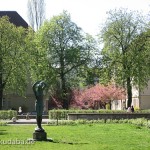 Frauenakt "Der Morgen" aus Bronze von Georg Kolbe aus dem Jahr 1925 in den Ceciliengärten, Fernansicht