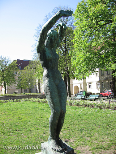 Frauenakt "Der Morgen" aus Bronze von Georg Kolbe aus dem Jahr 1925 in den Ceciliengärten, Gesamtansicht