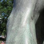 Speerwerfer, Bronzeskulptur von Karl Möbius aus dem Jahr 1921 an der Bundesallee im Volkspark Wilmersdorf in Berlin-Wilmersdorf