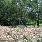 Speerwerfer, Bronzeskulptur von Karl Möbius aus dem Jahr 1921 an der Bundesallee im Volkspark Wilmersdorf in Berlin-Wilmersdorf