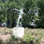 Speerwerfer, Bronzeskulptur von Karl Möbius aus dem Jahr 1921 an der Bundesallee im Volkspark Wilmersdorf in Berlin-Wilmersdorf