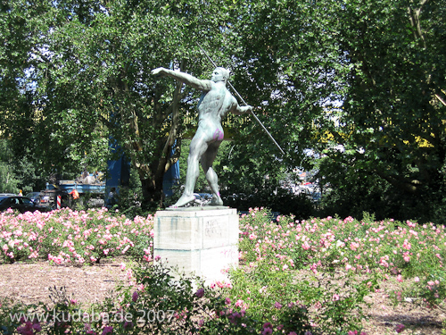 Speerwerfer, Bronzeskulptur von Karl Möbius aus dem Jahr 1921 an der Bundesallee im Volkspark Wilmersdorf in Berlin-Wilmersdorf