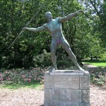 Speerwerfer, Bronzeskulptur von Karl Möbius aus dem Jahr 1921 an der Bundesallee im Volkspark Wilmersdorf in Berlin-Wilmersdorf