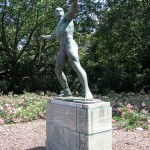 Speerwerfer, Bronzeskulptur von Karl Möbius aus dem Jahr 1921 an der Bundesallee im Volkspark Wilmersdorf in Berlin-Wilmersdorf