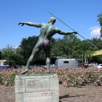 Speerwerfer, Bronzeskulptur von Karl Möbius aus dem Jahr 1921 an der Bundesallee im Volkspark Wilmersdorf in Berlin-Wilmersdorf