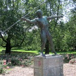 Speerwerfer, Bronzeskulptur von Karl Möbius aus dem Jahr 1921 an der Bundesallee im Volkspark Wilmersdorf in Berlin-Wilmersdorf