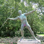 Speerwerfer, Bronzeskulptur von Karl Möbius aus dem Jahr 1921 an der Bundesallee im Volkspark Wilmersdorf in Berlin-Wilmersdorf