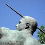 Speerwerfer, Bronzeskulptur von Karl Möbius aus dem Jahr 1921 an der Bundesallee im Volkspark Wilmersdorf in Berlin-Wilmersdorf