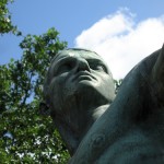 Speerwerfer, Bronzeskulptur von Karl Möbius aus dem Jahr 1921 an der Bundesallee im Volkspark Wilmersdorf in Berlin-Wilmersdorf