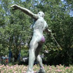 Speerwerfer, Bronzeskulptur von Karl Möbius aus dem Jahr 1921 an der Bundesallee im Volkspark Wilmersdorf in Berlin-Wilmersdorf