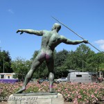 Speerwerfer, Bronzeskulptur von Karl Möbius aus dem Jahr 1921 an der Bundesallee im Volkspark Wilmersdorf in Berlin-Wilmersdorf