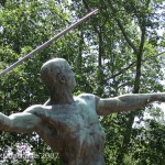 Speerwerfer, Bronzeskulptur von Karl Möbius aus dem Jahr 1921 an der Bundesallee im Volkspark Wilmersdorf in Berlin-Wilmersdorf