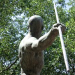 Speerwerfer, Bronzeskulptur von Karl Möbius aus dem Jahr 1921 an der Bundesallee im Volkspark Wilmersdorf in Berlin-Wilmersdorf