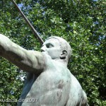 Speerwerfer, Bronzeskulptur von Karl Möbius aus dem Jahr 1921 an der Bundesallee im Volkspark Wilmersdorf in Berlin-Wilmersdorf