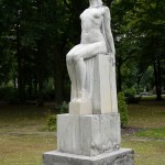 Statue der Persephone auf dem Parkfriedhof Neukölln von Carl Max Kruse, Gesamtansicht