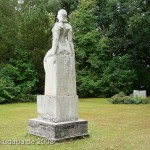 Statue der Persephone auf dem Parkfriedhof Neukölln von Carl Max Kruse, Gesamtansicht