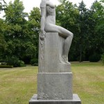 Statue der Persephone auf dem Parkfriedhof Neukölln von Carl Max Kruse, Gesamtansicht