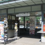 Wartehäuschen auf dem Breslauer Platz in Berlin Friedenau von Heinrich Lassen aus dem Jahre 1929 im Stil der Neuen Sachlichkeit, Detailansicht des Wartebereichs