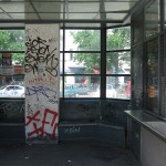 Wartehäuschen auf dem Breslauer Platz in Berlin Friedenau von Heinrich Lassen aus dem Jahre 1929 im Stil der Neuen Sachlichkeit, Detailansicht des Wartebereichs