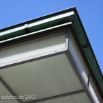 Wartehäuschen auf dem Breslauer Platz in Berlin Friedenau von Heinrich Lassen aus dem Jahre 1929 im Stil der Neuen Sachlichkeit, Detailansicht des Daches