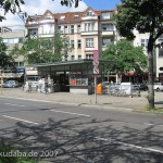Wartehäuschen auf dem Breslauer Platz in Berlin Friedenau von Heinrich Lassen aus dem Jahre 1929 im Stil der Neuen Sachlichkeit, Gesamtansicht